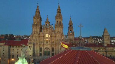 Santiago de Compostela 'nın ünlü katedralinin hava manzarası. Camino de Santiago 'nun Galiçya, İspanya' daki gezisi. Yüksek kalite 4k görüntü