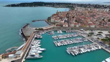 Antibes, Fransa 'da Vauban Limanı' nda Japon kulübü. Akdeniz kıyısındaki Fransız Rivierası 'ndaki eski kasaba, Azur Havalimanı. Yüksek kalite 4k görüntü