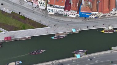 Aveiro şehrinin havadan görünüşü ve Ria de Aveiro, Moliceiro Boats, Portekiz 'in Aveiro şehrinde şehir kanalında yüzmektedir. Yüksek kalite 4k görüntü