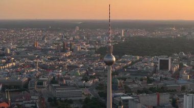 Alexanderplatz TV Tower Close View, Fernsehturm at Sunset Time in Berlin City Center, Air Parallax Drone Shot. Yüksek kalite 4k görüntü