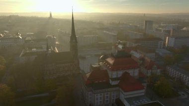 Chemnitz Townhall ve Market Meydanı. Chemnitz Rathaus Saksonya, Doğu Almanya 'da. Hava Gündoğumu Yumuşak Işık. Yüksek kalite 4k görüntü