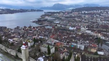 Lucerne, İsviçre Kışın Hava Görüntüsü. Kapellbruecke ve Wasserturm Luzern, Schweiz. Chapel Köprüsü ve Su Kulesi. Yüksek kalite 4k görüntü