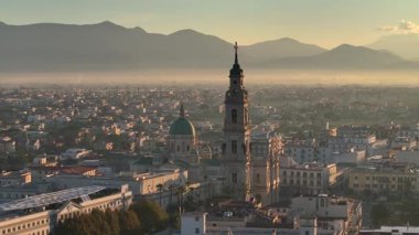 Gün doğumunda Pompeii şehir merkezinde, hava çekimi. Santuario della Beata Vergine Maria del Santo Rosario di Pompei. Yüksek kalite 4k görüntü