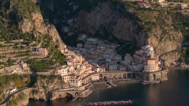 Amalfi 'de gün doğumu. Amalfi Sahil Kasabası 'nın havadan görünüşü, İtalya' daki Amalfi Sahili boyunca canlı Akdeniz manzarası. Yüksek kalite 4k görüntü