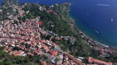 Taormina City Havacılık. Etna Yanardağı 'nın yakınındaki güzel Sicilya Şehri. Sicilya, İtalya. Yüksek kalite 4k görüntü