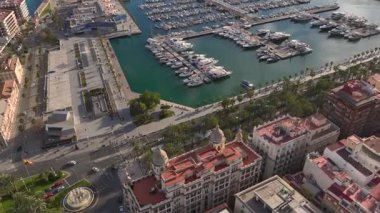 İspanya 'nın popüler bir tatil beldesi olan Costa Blanca' nın havadan görünüşü. Alicante Şehir Merkezi Akşam Vakti. Yüksek kalite 4k görüntü