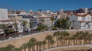 İspanya 'da Costa Blanca' da Benidorm şehri, Hava Aracı Atışı. Deniz kıyısındaki yüksek binalar, Playa de Levante. Yüksek kalite 4k görüntü