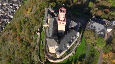 Marksburg Şatosu, sonbaharın başlarında Rhine Nehri 'nin yakınındaki bir tepede. Braubach, Rhineland Palatinate, Almanya 'da. Hava görüntüsü. Yüksek kalite 4k görüntü