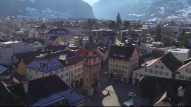 İsviçre, Canton Uri 'deki Altdorf şehri. Güneşli kış gününde tarihi evleri olan belediye binası meydanı. Hava Aracı Atışı. Yüksek Kalite Video