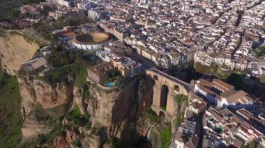 İspanya, Ronda 'daki Puente Nuevo köprüsü. Dramatik uçurumların, büyüleyici beyaz evlerin ve büyüleyici manzaraların havadan görünüşü. Yüksek kalite 4k görüntü