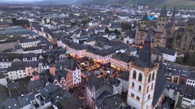 Trier 'de yeni yıl. Trierer Weihnachtsmarkt, Hauptmarkt Havacılık, Trier Katedrali ve Noel Pazarı. Yüksek kalite 4k görüntü