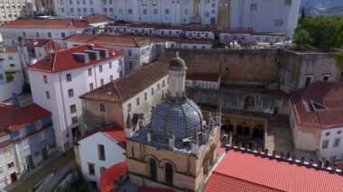 Coimbra Saint Mary Katedrali, açık mavi gökyüzünün altında turuncu çatıları olan tarihi eski binalar. Portekiz 'de havadan ateş edilmiş. Yüksek kalite 4k görüntü