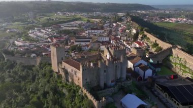 Leiria Portekiz 'deki Obidos Şatosu' nda. Tarihi Köy. Ortaçağ Kalesi. Güneşli bir günde Portekiz 'de ölüm ilanı. Yüksek kalite 4k görüntü