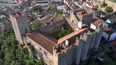 Leiria Portekiz 'deki Obidos Şatosu' nda. Tarihi Köy. Ortaçağ Kalesi. Güneşli bir günde Portekiz 'de ölüm ilanı. Yüksek kalite 4k görüntü
