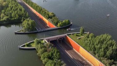 Veluwemeer Aqueduct, Hollanda 'da bir su yolunun altından geçiyor. Otoyol ve Su Köprüsü 'nün yenilikçi kavşağı. Yüksek kalite 4k görüntü