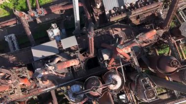 Volklingen Ironworks, Voelklinger Huette, UNESCO Dünya Sanayi Mirası Alanı, Voelklingen, Saarland, Almanya. Havadan. 4k UHD Video