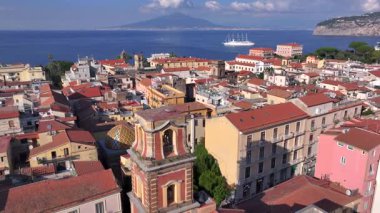 Sorrento Eski Kasabası, Amalfi kıyısındaki turizm merkezi, Napoli, İtalya. Hava manzarası, bir günde Sorrento, Napoli Körfezi. Yüksek kalite 4k görüntü