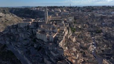 İtalya 'nın Basilicata kentindeki UNESCO Dünya Mirası Antik kenti Matera' daki tarihi Sassi. Hava Aracı Atışı. Yüksek kalite 4k görüntü