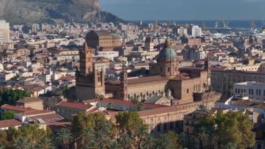 Palermo, İtalya 'nın başkenti Sicilya' da güneşli bir sabahta Palermo Katedrali ile Skyline, Hava Aracı Vuruşu. Yüksek kalite 4k görüntü