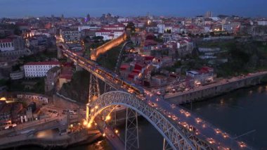 Douro nehri üzerindeki Dom Luis Köprüsü ile Porto Şehri 'ni aydınlattı. Gece Işıkları ve Altyapı Üzerine Hava Çekimi. Yüksek kalite 4k görüntü