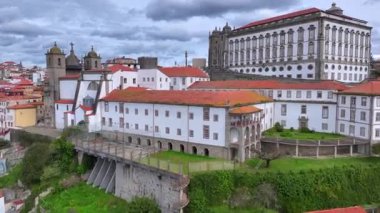 Bulutlu bir günde, bir tepede Porto Katedrali. Portekiz, Porto 'nun havadan görünüşü. Porto 'nun Ribeira bölgesinde. Yüksek kalite 4k görüntü
