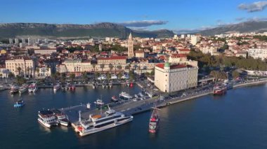 Split 'teki Diocletians Sarayı, Hırvatistan' ın Split kentinde günbatımında Eski Şehir ve şehir manzarasının insansız hava aracı görüntüleri. Yüksek kalite 4k görüntü