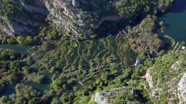 Hırvatistan 'ın Krka Ulusal Parkı' ndaki güzel Krka Şelaleleri 'nin hava manzarası, Güneşli Gün' de Teraslı Şelaleler. Yüksek kalite 4k görüntü