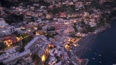 Positano, İtalyan Amalfi Sahili 'nin en önemli yeri. Positano 'nun, Amalfi' nin, Napoli 'nin, İtalya' nın güzel gece manzarası. Yüksek kalite 4k görüntü
