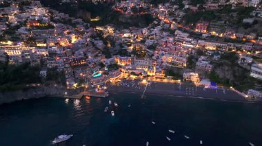 Positano, İtalyan Amalfi Sahili 'nin en önemli yeri. Positano 'nun, Amalfi' nin, Napoli 'nin, İtalya' nın güzel gece manzarası. Yüksek kalite 4k görüntü