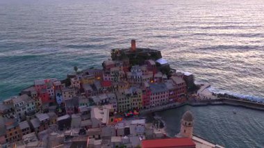 Sunset 'teki güzel Vernazza Kasabası, akşamları aydınlanıyor. Liguria, İtalya 'daki Cinque Terre UNESCO Ulusal Parkı. Yüksek kalite 4k görüntü