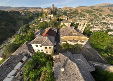 Saat kulesine sahip Cirokaster kalesi, Arnavutluk 'ta şilte mimari evler, Unesco Dünya Mirası Sitesi, antik kasaba. Yüksek Kalite Fotoğraf
