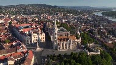Bir İHA 'nın hava görüntüleri Budapeşte, Macaristan' daki Budapeşte Kalesi 'ndeki Matthias Kilisesi ve Balıkçı Kalesi' ni gösteriyor. - Evet. Yüksek kalite 4k görüntü