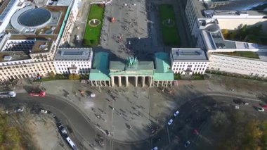 Brandenburg Kapısı 'nın hava görüntüsü, Brandenburger Tor, Sonbahar Günü. Berlin 'deki anıt, Almanya' nın başkenti, Avrupa. Yüksek kalite 4k görüntü