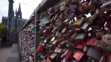 Köprü korkulukları, aşk kilitleriyle dolu. Köln, Almanya 'daki Hohenzollern Köprüsü' nde milyonlarca kilit asılı. Yüksek kalite 4k görüntü