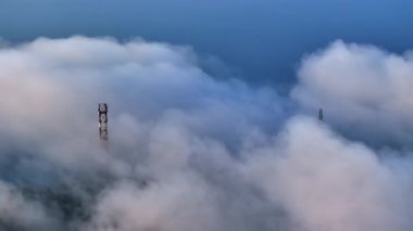 Bulutlar Hai Van Pass, Da Nang, Vietnam, Güney Doğu Asya 'daki sıradağların üzerinde yuvarlanıyor. Sunset Time 'da hava aracı görüntüsü. Yüksek kalite 4k görüntü