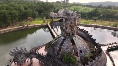 Hue, Vietnam 'daki Terk Edilmiş Lakeside Su Parkı' nda Ejderha şekilli Beton Yapı. Muhteşem Yerin Hava Aracı Çekimi. Yüksek kalite 4k görüntü