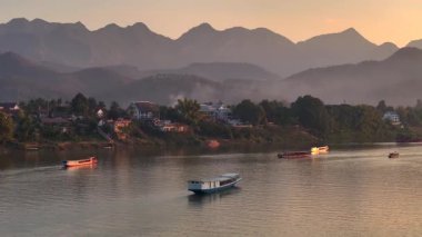 Günbatımında Asya 'nın Laos şehrinde, Luang Prabang ve Mekong nehir manzarasının hava manzarası. Lao Cumhuriyeti. Yüksek kalite 4k görüntü