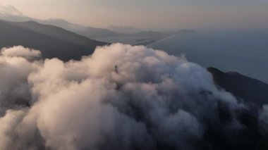 Bulutlar Hai Van Pass, Da Nang, Vietnam, Güney Doğu Asya 'daki sıradağların üzerinde yuvarlanıyor. Sunset Time 'da hava aracı görüntüsü. Yüksek kalite 4k görüntü