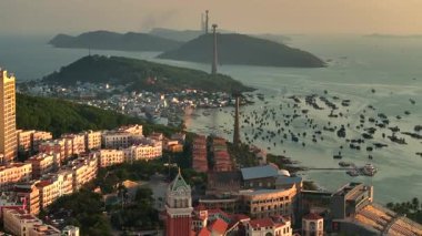 Phu Quoc Adası 'ndaki Sunset Town, Vietnam, Hava Aracı Atışı. Plajda Kiss Köprüsü 'nü gösteren İtalyan tarzı bir kasaba. Yüksek kalite 4k görüntü