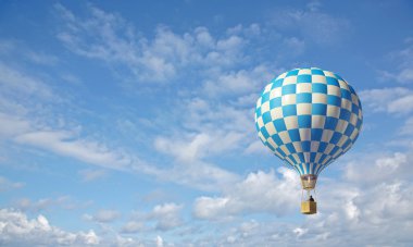 Mavi-beyaz ekose desenli sıcak hava balonu