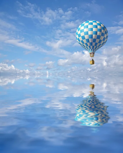 3D-Ballon am blauen Himmel und Spiegelung im Wasser — Stockfoto