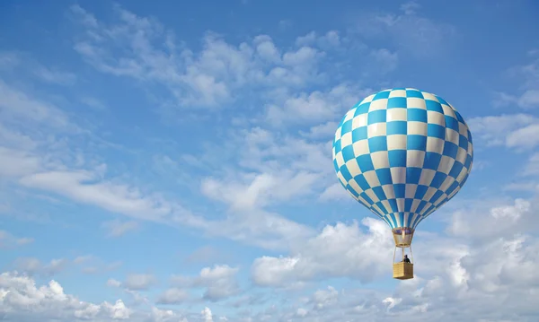 Blau-weißer Checker-Heißluftballon — Stockfoto