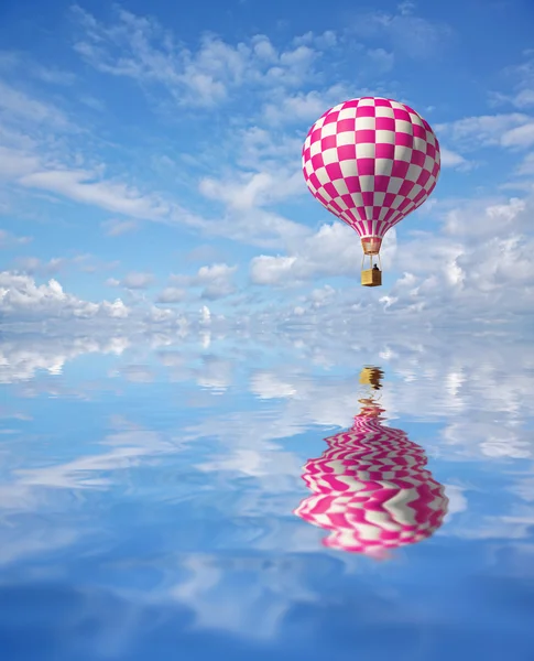 3D-Luftballons am blauen Himmel und Spiegelung — Stockfoto