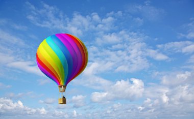 Mavi gökyüzünde renkli sıcak hava balon