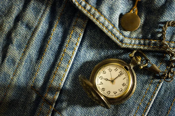 Vintage Ρολόι Τσέπης Τοποθετείται Πάνω Από Ένα Παλιό Μπλε Πουκάμισο — Φωτογραφία Αρχείου