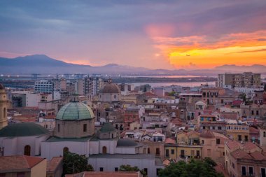 Cagliari Castello gün batımı, Sardunya 'nın başkentindeki eski şehir merkezinin akşam manzarası.