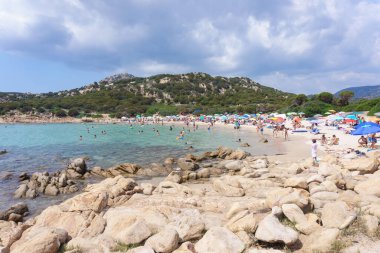 CHIA, SARDINIA, İtalya - 3 Eylül 2019: Chia, Sardunya adası yakınlarındaki temiz turkuaz suyu ile Cala Cipolla plajı