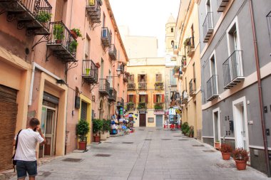 CAGLIARI, SARDINIA, İTALYA - 2 Eylül 2019: Cagliari 'nin eski şehir merkezinin sokakları