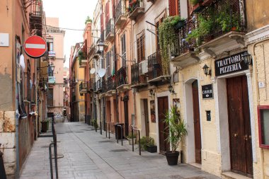 CAGLIARI, SARDINIA, İTALYA - 2 Eylül 2019: Cagliari 'nin eski şehir merkezinin sokakları