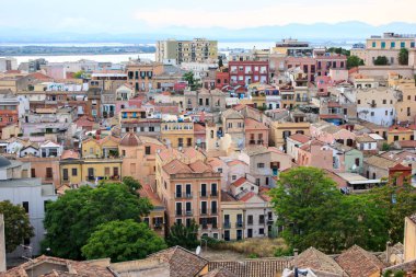 CAGLIARI, SARDINIA, İTALYA - SEPTEMBER 2, 2019: Cagliari Castello Sunset, Sardunya 'daki eski şehir merkezinin akşam panoraması